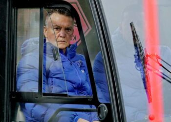 Van Gaal ‘in a lot of pain’ after bike crash