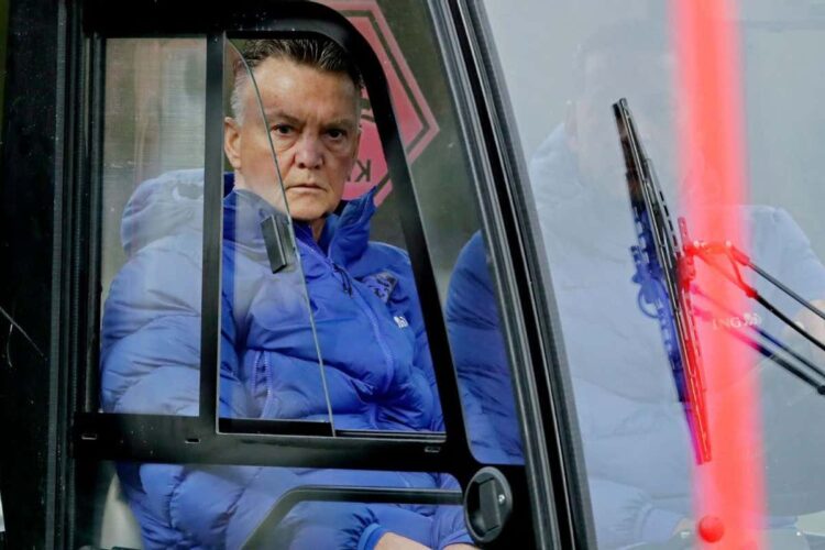 Van Gaal ‘in a lot of pain’ after bike crash