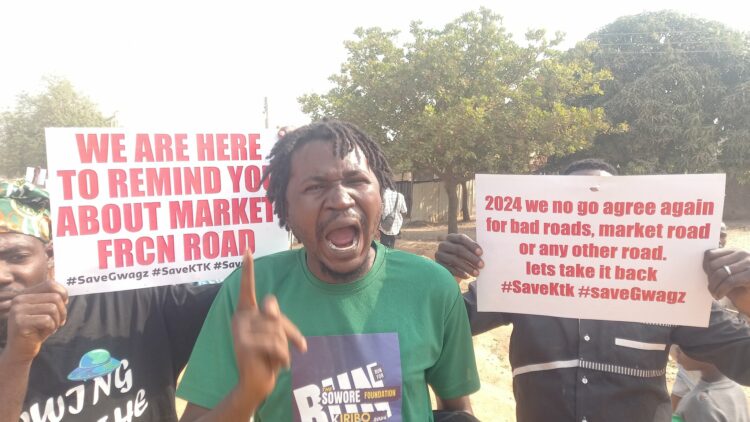 Abuja Protesters Threaten To Shut Nyesom Wike’s Office, Gwagwalada Council Secretariat Over Deplorable Roads (Photos)